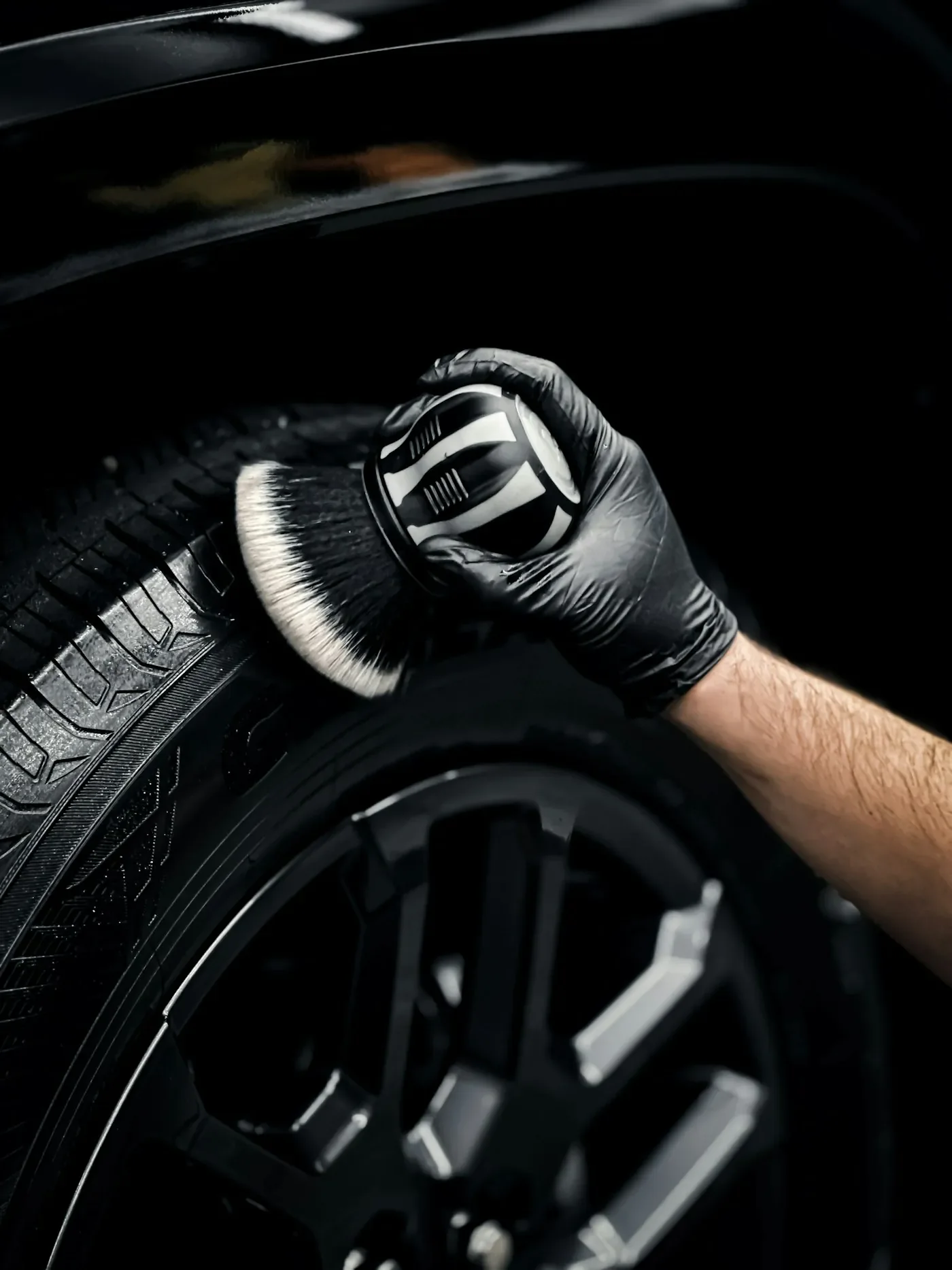 Reinigung eines Reifens mit Handschuh